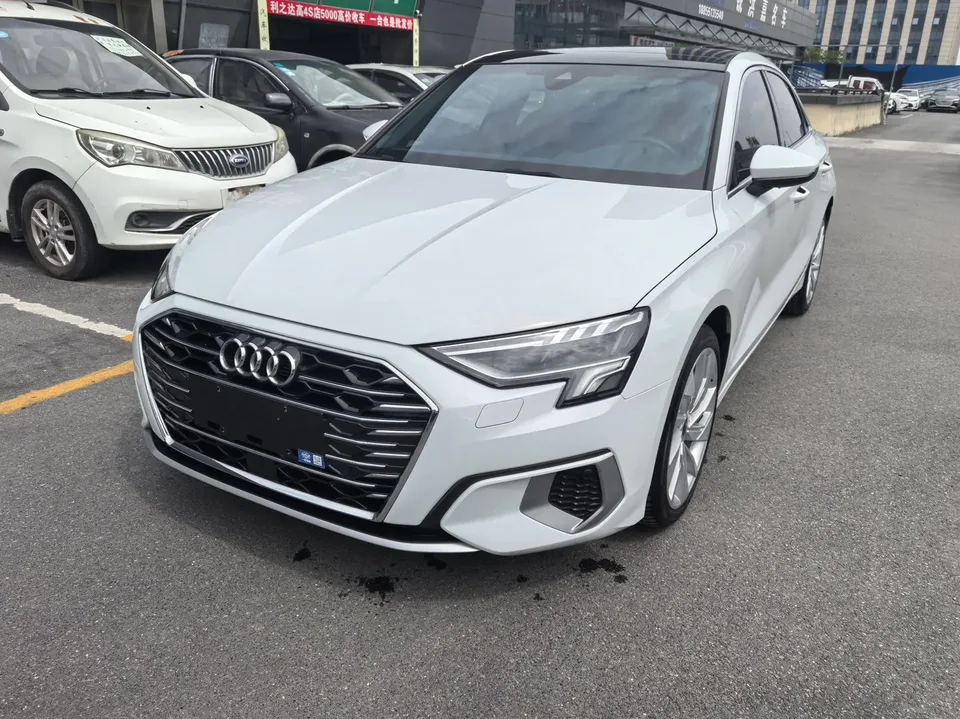 Audi A3 facelift A3L Limousine 35 TFSI fashionable and elegant 2023 — фото 1, купить с доставкой в Москву