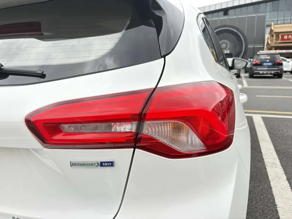 Ford Focus Focus 2021 hatchback EcoBoost 180 automatic ST Line 2022 — миниатюра 3