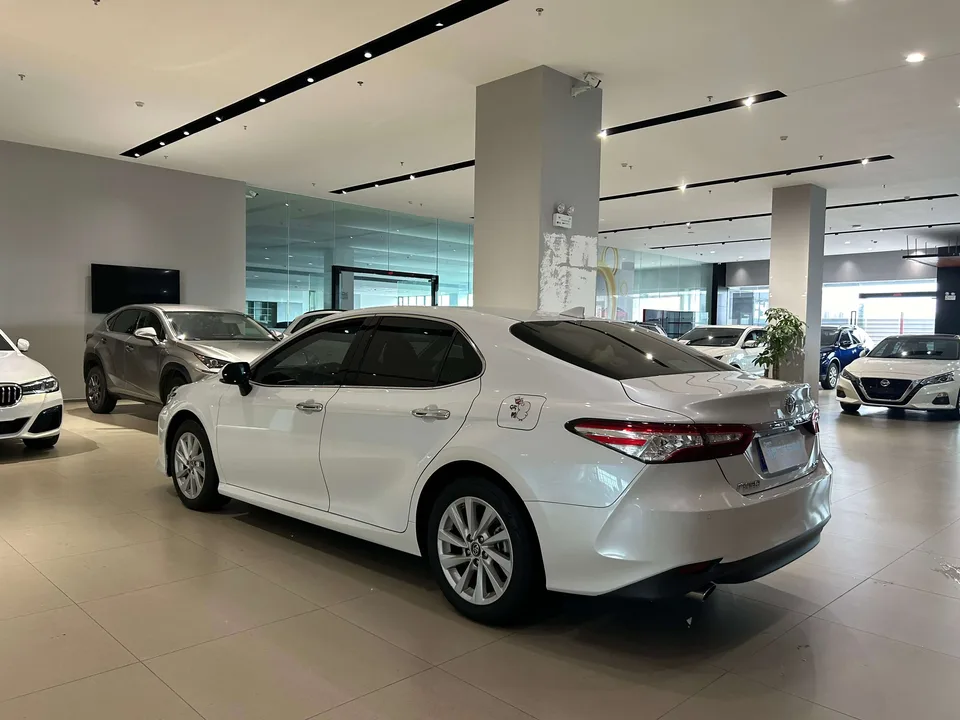Toyota Camry 2.0G Deluxe Edition 2022 — миниатюра 2