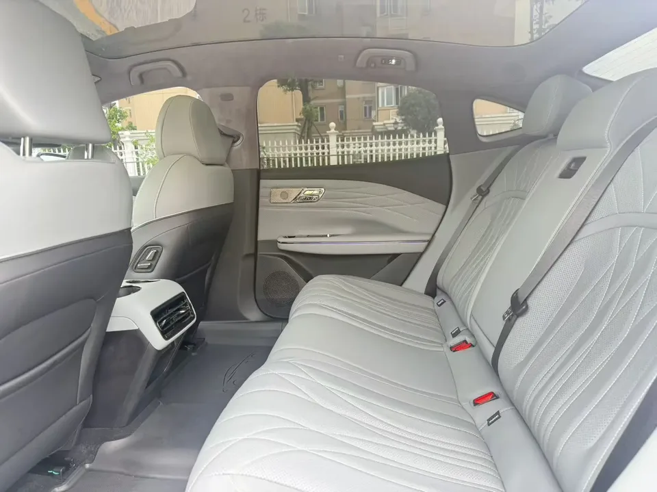 Geely Galaxy E8 700km Long-distance Intelligent Driving Edition 2025 — миниатюра 3