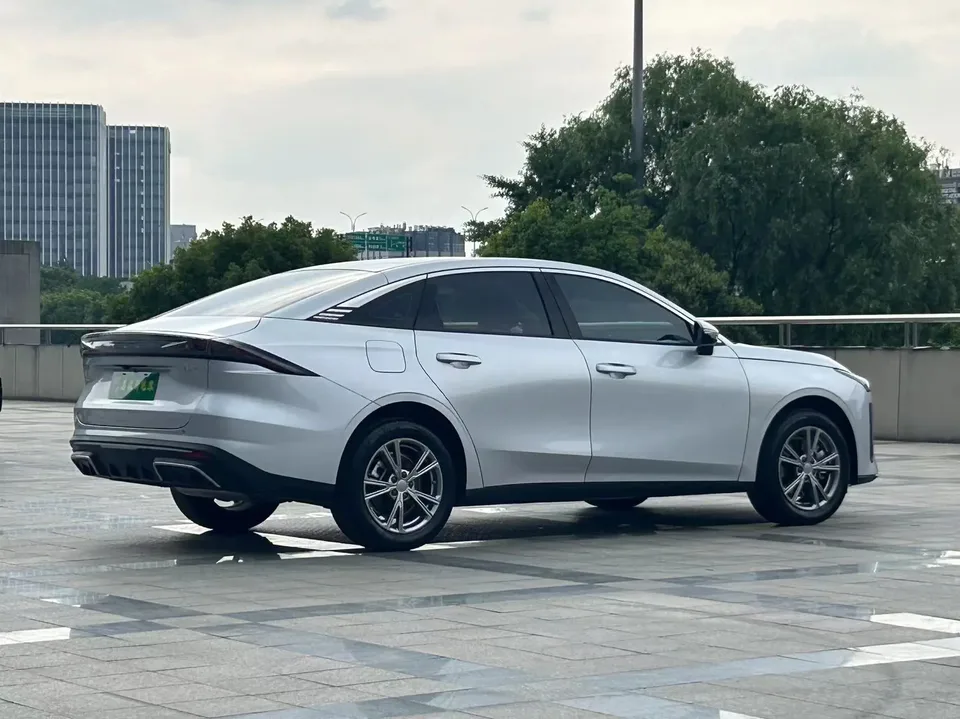 Geely Galaxy L6 1.5 EM-i DHT 140KM Long-distance Edition 2025 — миниатюра 2