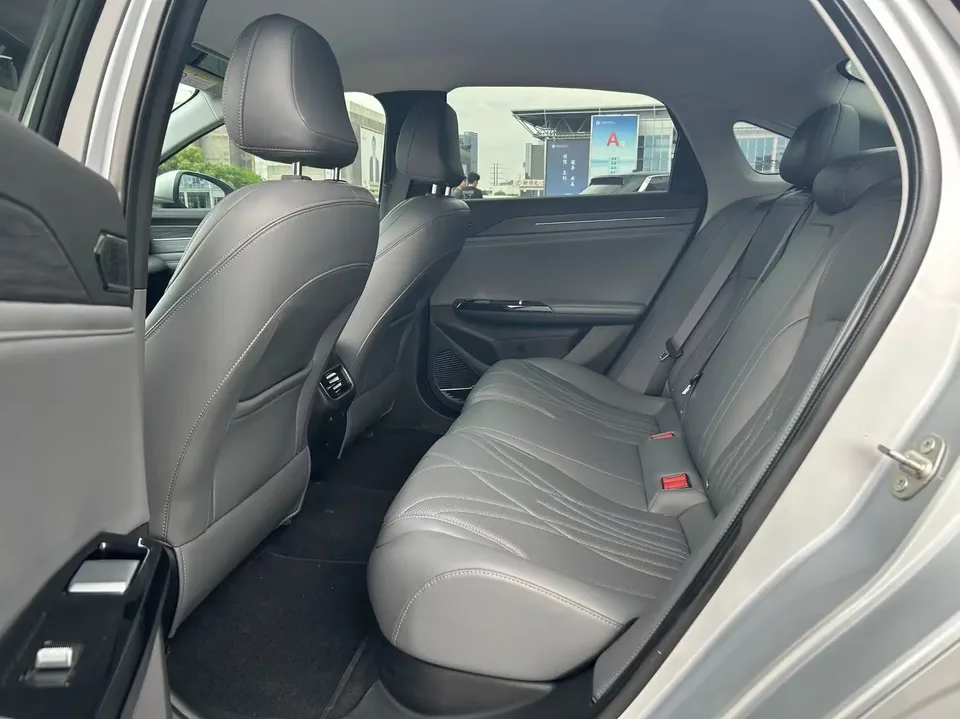 Geely Galaxy L6 1.5 EM-i DHT 140KM Long-distance Edition 2025 — миниатюра 4