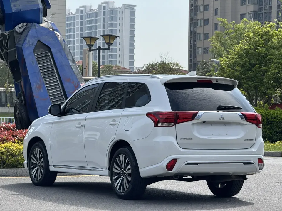 Mitsubishi Outlander 2.0L 2WD Enjoy Edition 5 Seaters 2023 — миниатюра 4