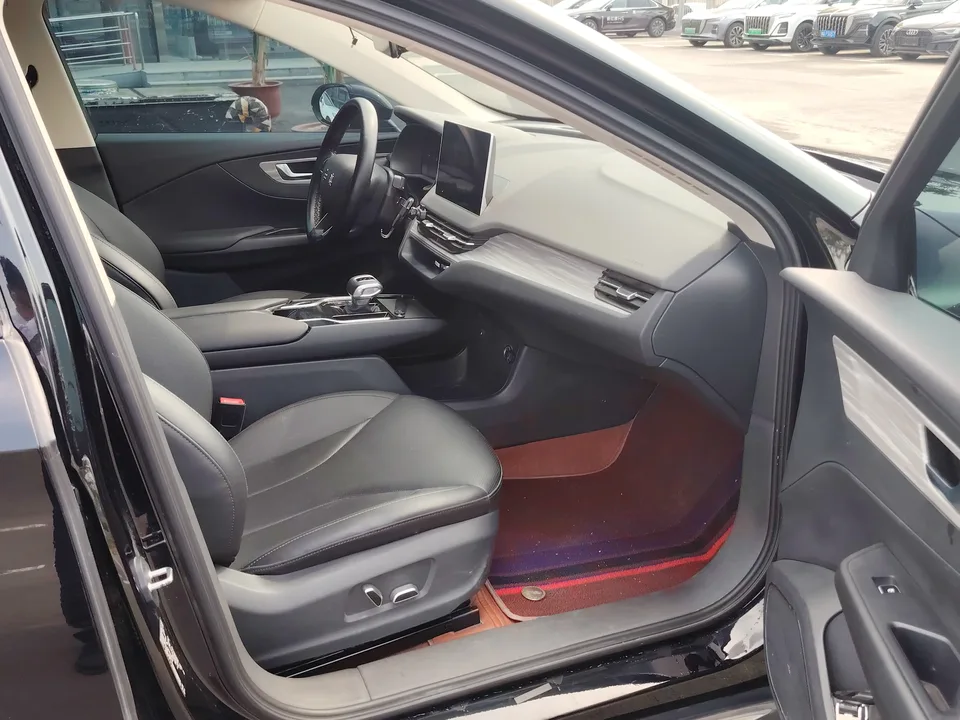 Hongqi E-QM5 610KM PLUS version 100kW 2024 — миниатюра 2
