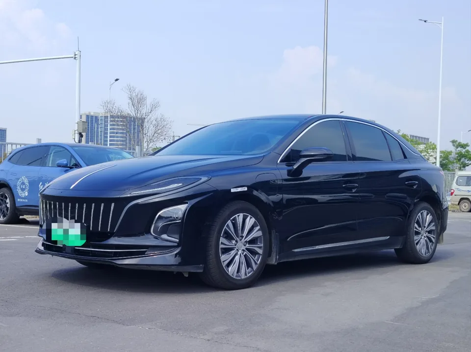 Hongqi E-QM5 610KM PLUS version 100kW 2024 — фото 1, купить с доставкой в Москву