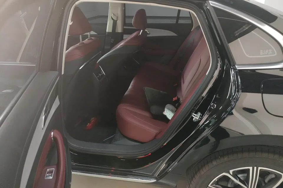 Hongqi H5 PHEV 130 Super Hybrid Edition 2026 — миниатюра 4