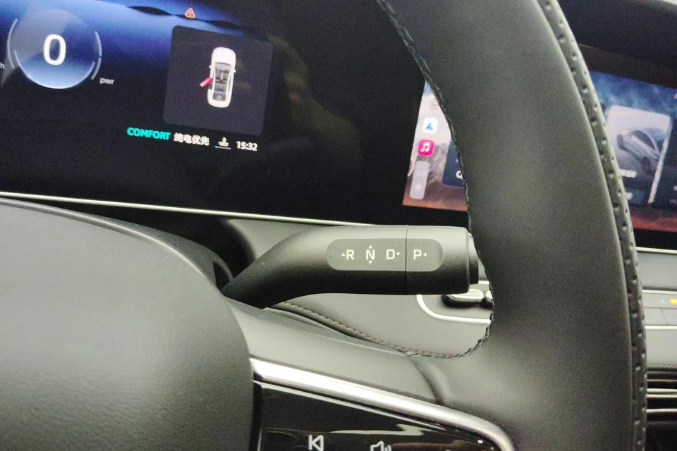 Roewe D7 DMH Roewe D7 DMH 2025 125 World Champion Edition 2025 — миниатюра 3
