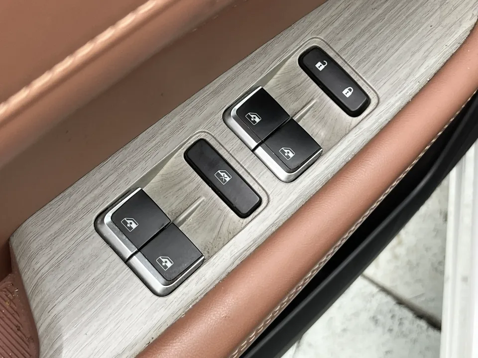 Changan UNI-Z PHEV Blue Whale iDD 125KM Beyond Edition 2024 — миниатюра 5