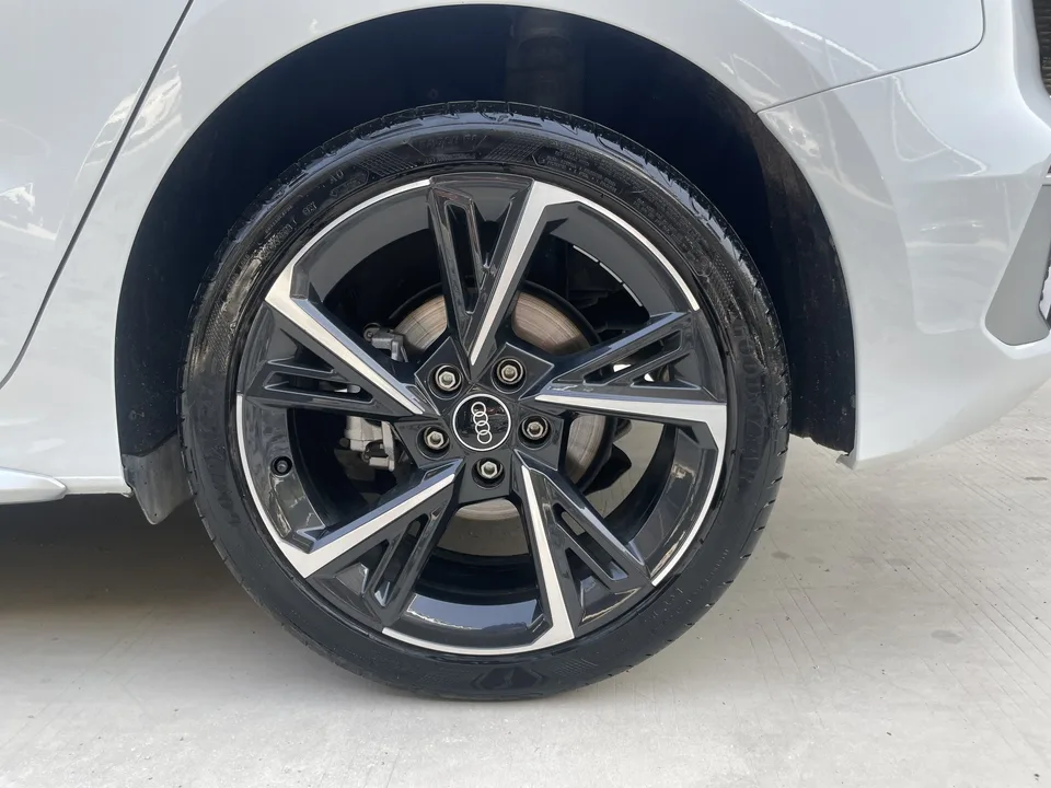 Audi A3 Sportback 35 TFSI stylish and sporty 2023 — миниатюра 3