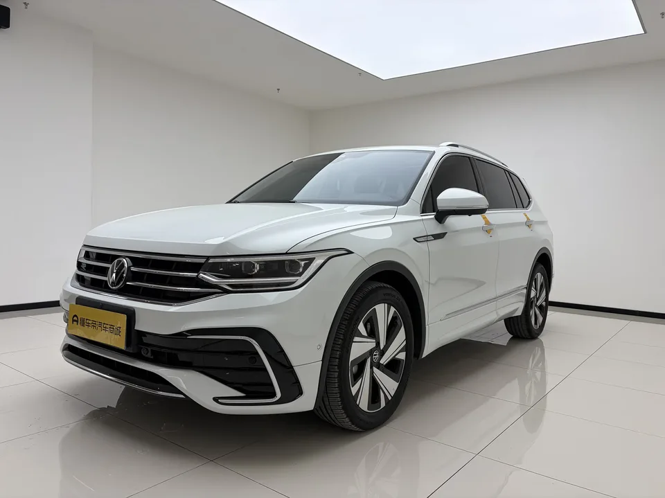 Volkswagen Tiguan L facelift 330TSI 2WD R-Line Enjoy Edition 2023 — фото 1, купить с доставкой в Москву