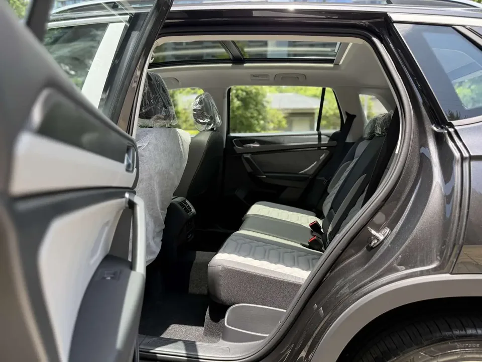 Volkswagen Tayron 3000 million selected model 300TSI two-wheel drive 2026 — миниатюра 5