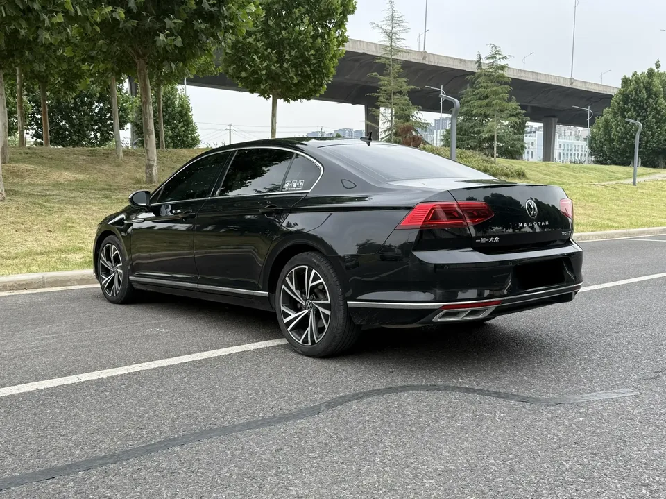 Volkswagen Magotan 330TSI DSG 30th Anniversary Edition 2022 — миниатюра 4