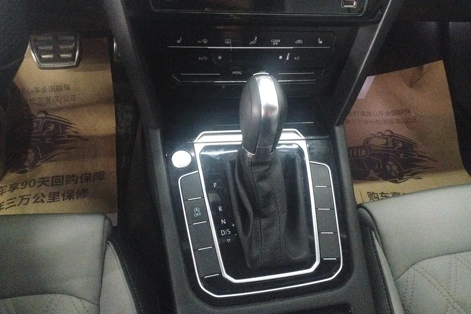 Volkswagen Magotan Magotan 2023 2 million commemorative edition 330TSI DSG leading model 2023 — миниатюра 2