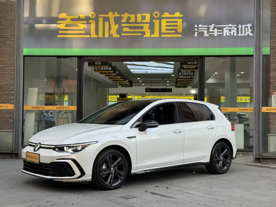 Volkswagen Golf facelift 280TSI DSG R-Line Lite 2024 — фото 1, купить с доставкой в Москву