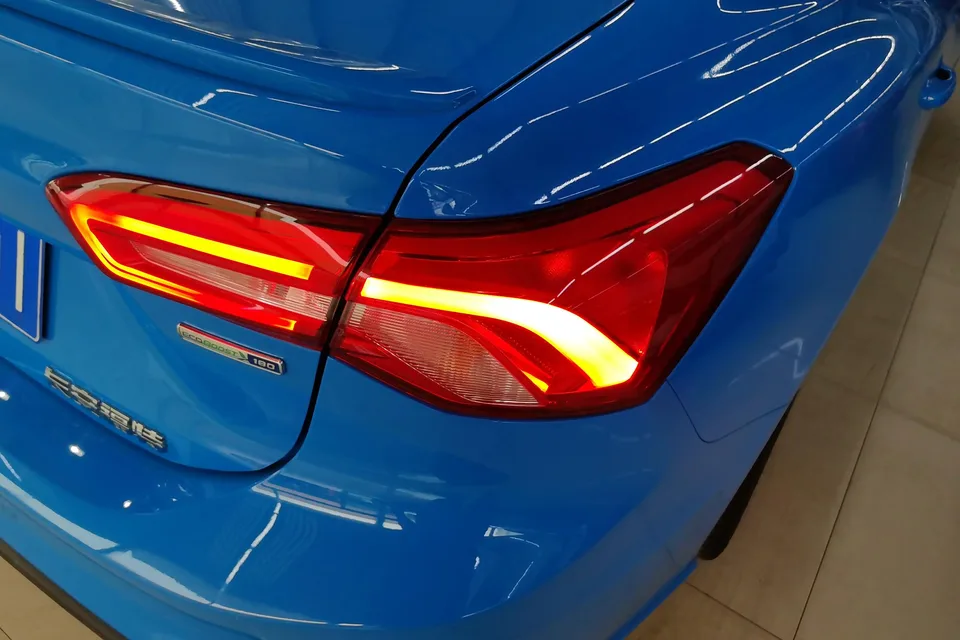 Ford Focus sedan EcoBoost 180 automatic ST Line 2022 — миниатюра 2