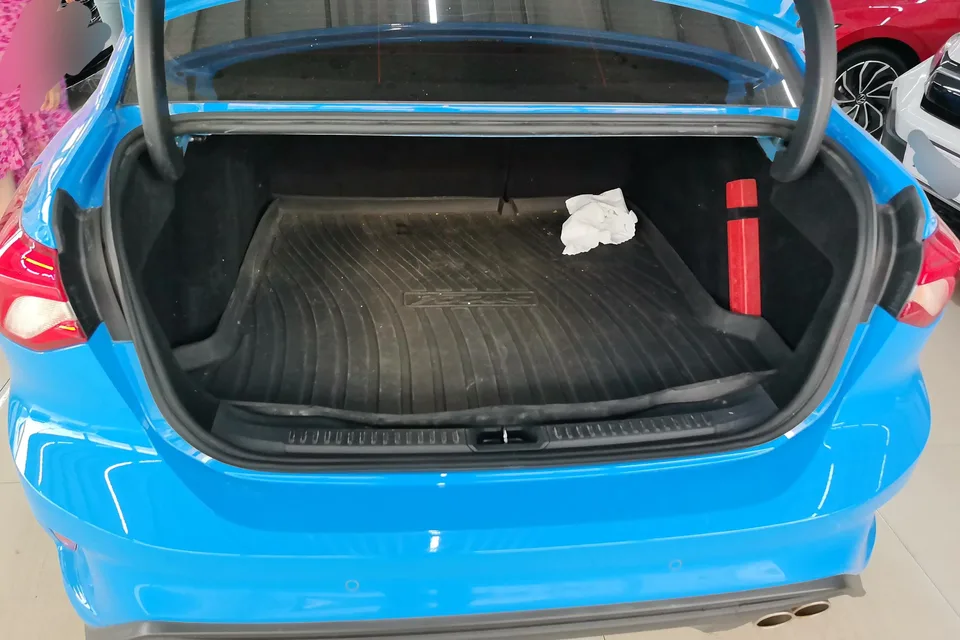 Ford Focus sedan EcoBoost 180 automatic ST Line 2022 — миниатюра 5