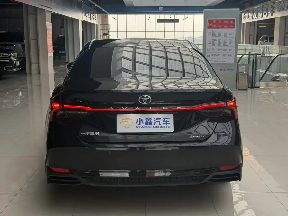 Toyota Avalon Intelligent Electric Hybrid 2.0L E-CVT Luxury Edition 2025 — миниатюра 2