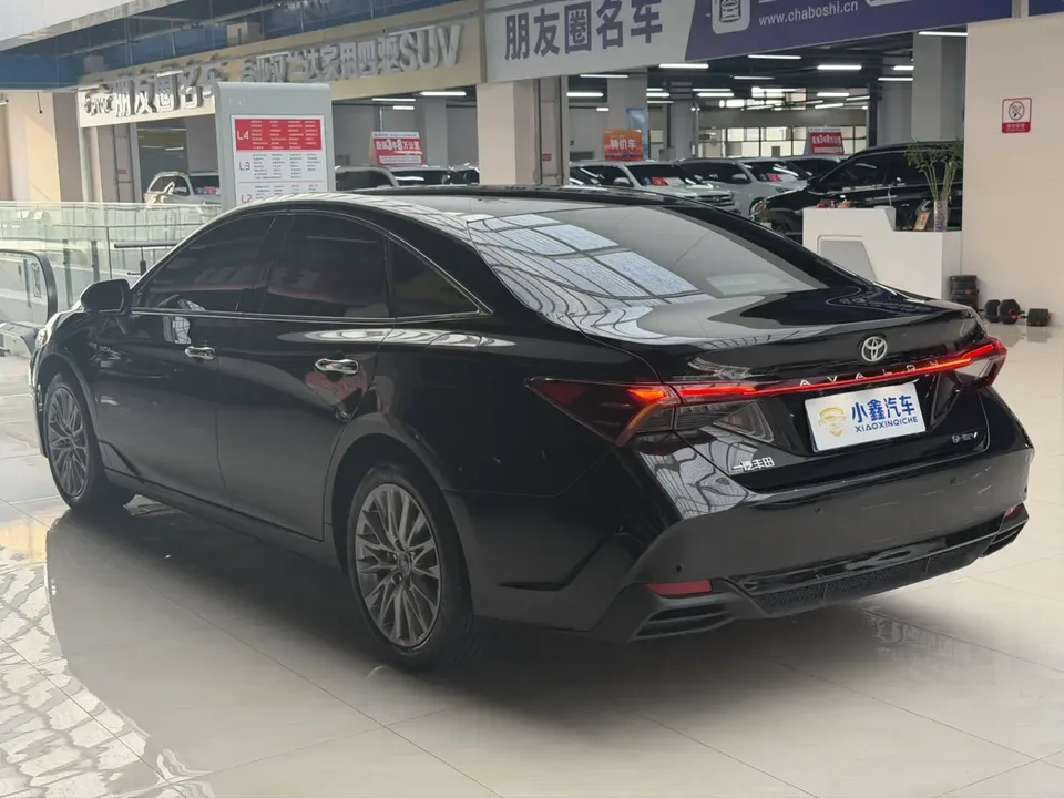 Toyota Avalon Intelligent Electric Hybrid 2.0L E-CVT Luxury Edition 2025 — миниатюра 4