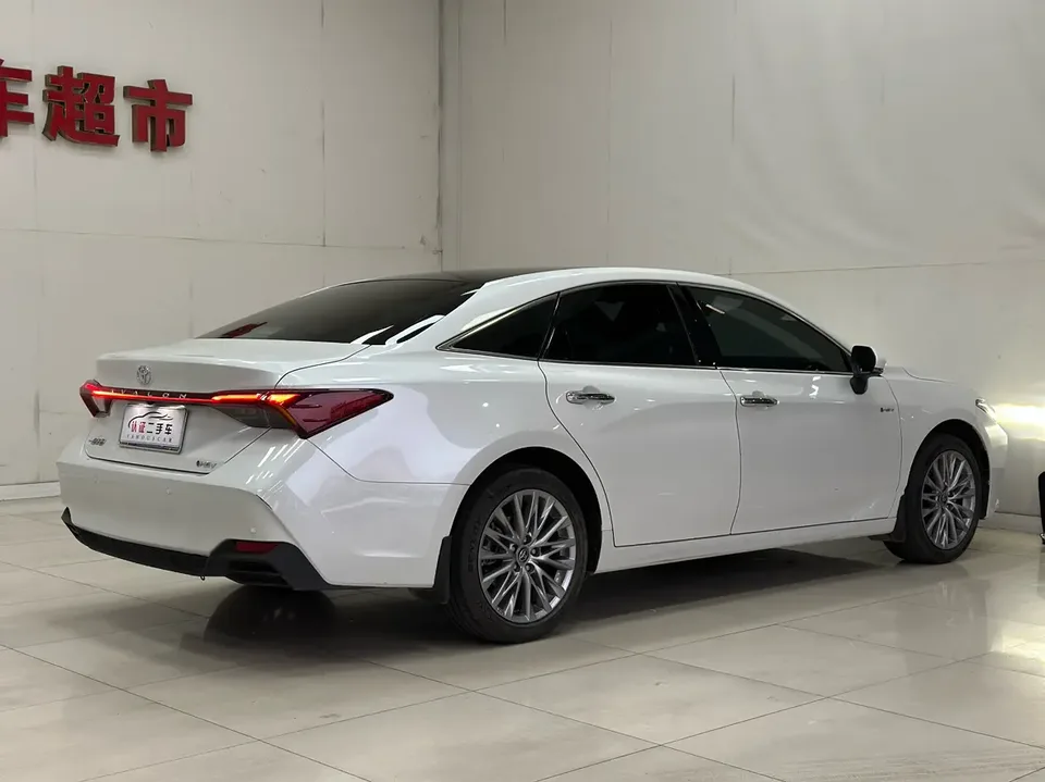 Toyota Avalon Intelligent Electric Hybrid 2.0L E-CVT Luxury Edition 2024 — миниатюра 2