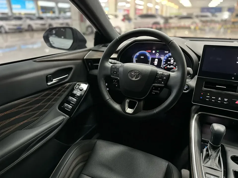 Toyota Avalon Intelligent Electric Hybrid 2.0L E-CVT Luxury Edition 2024 — миниатюра 4