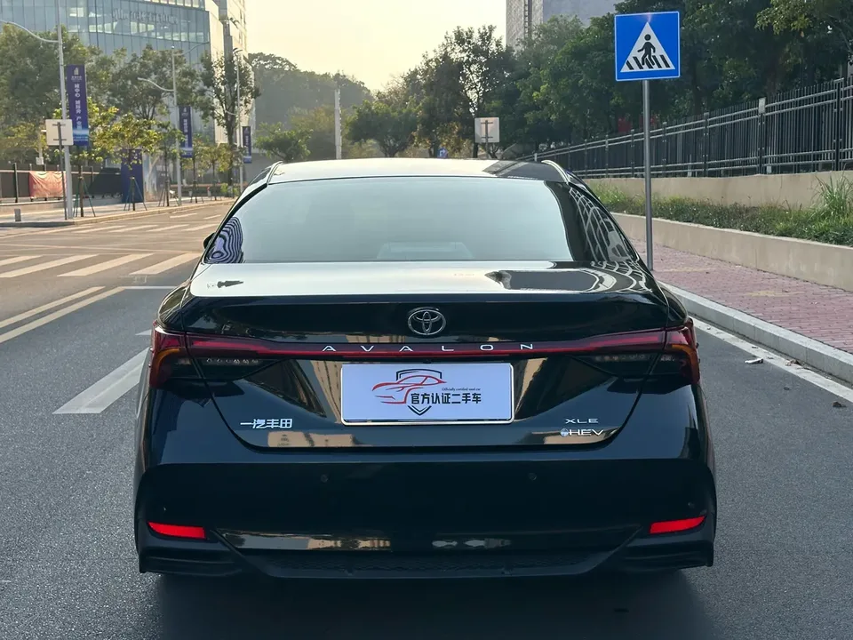 Toyota Avalon Intelligent Electric Hybrid 2.0L E-CVT Premium Edition 2025 — миниатюра 2