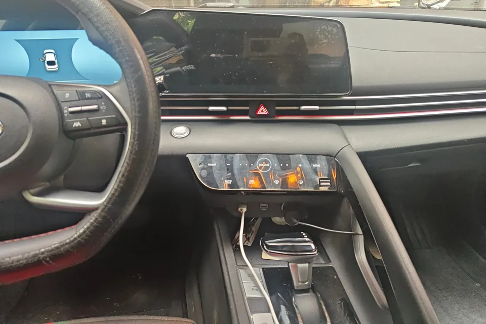 Hyundai Elantra Elantra 1.5L CVT LUX Black Knight Limited Edition 2023 — thumbnail 3