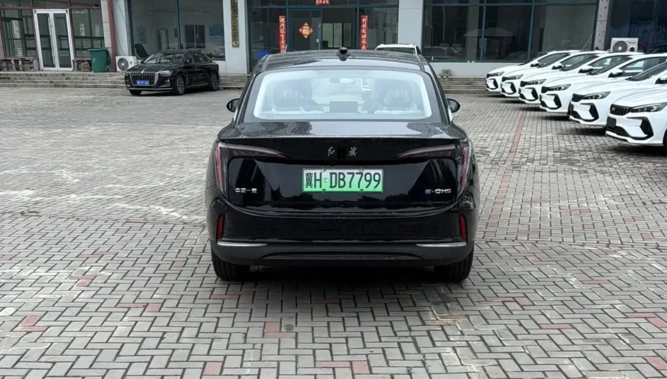 Hongqi E-QM5 500KM Travel Edition 2025 — миниатюра 2