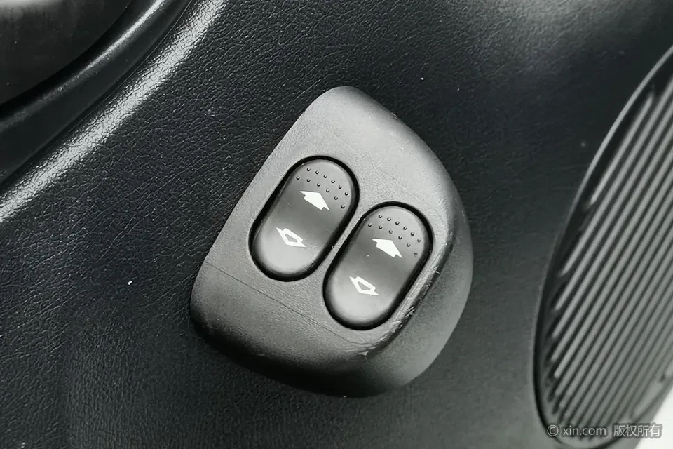 Jiangling Fushun 2.0T diesel multi-purpose passenger car short-axle low-top 6-seater JX4D20A6H 2024 — миниатюра 2