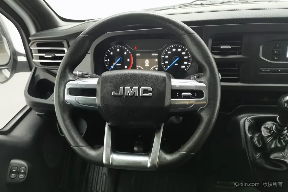 Jiangling Fushun 2.0T diesel multi-purpose passenger car short-axle low-top 6-seater JX4D20A6H 2024 — миниатюра 3