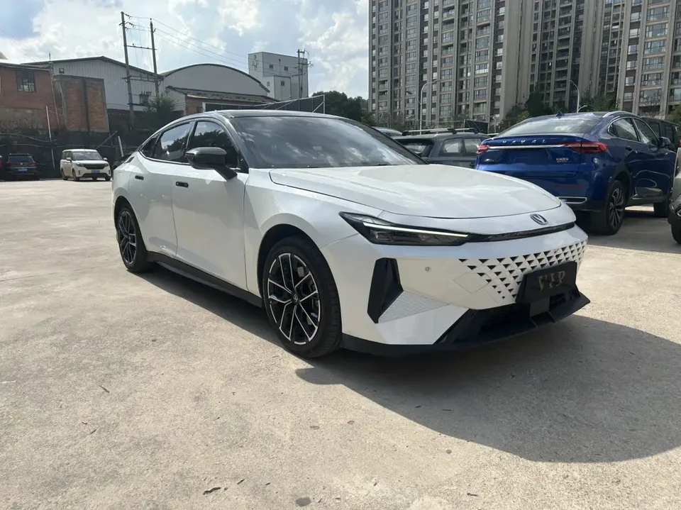 Changan UNI-V Smart Electric iDD Changan UNI-V Smart Electric iDD Blue Whale iDD 136km Smart Cool 2024 — thumbnail 3