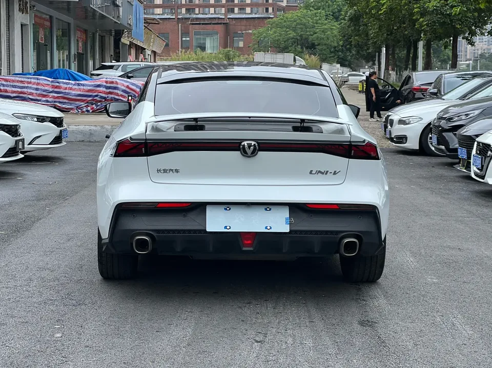 Changan UNI-V 1.5T High Energy Edition 2024 — миниатюра 2