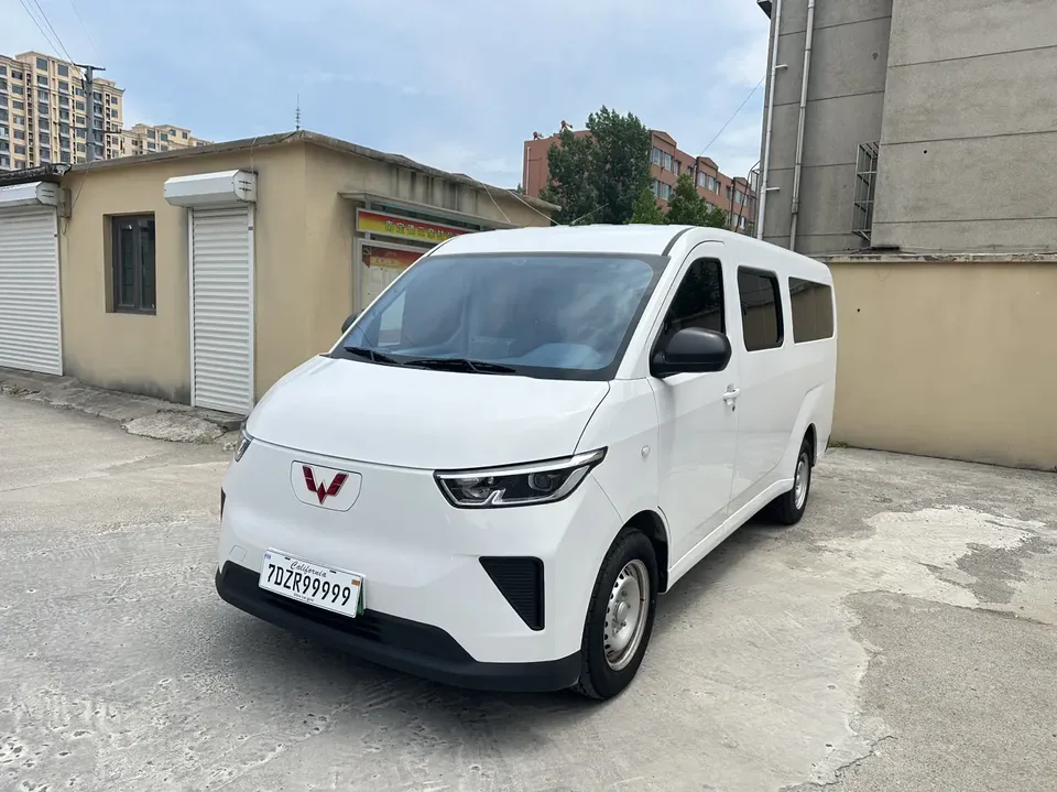 Wuling Yangguang Yangguang 300km Comfort Bus Version 75kW 2024 — photo 1, buy with delivery to Moscow
