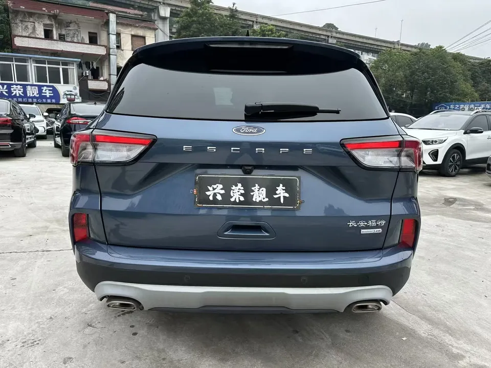 Ford Escape EcoBoost 245 2WD Premium Edition 2023 — миниатюра 2