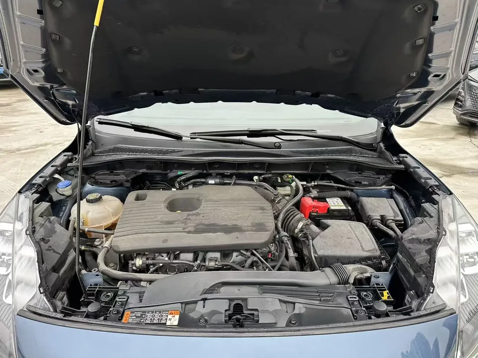 Ford Escape EcoBoost 245 2WD Premium Edition 2023 — миниатюра 3