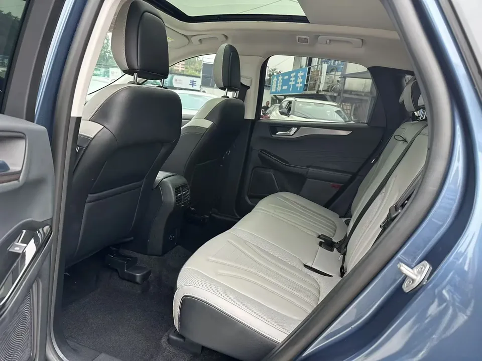 Ford Escape EcoBoost 245 2WD Premium Edition 2023 — миниатюра 5