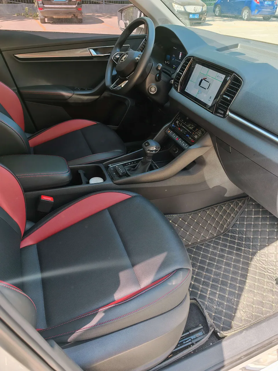 Skoda Karoq TSI280 Luxury Edition 2023 — миниатюра 2
