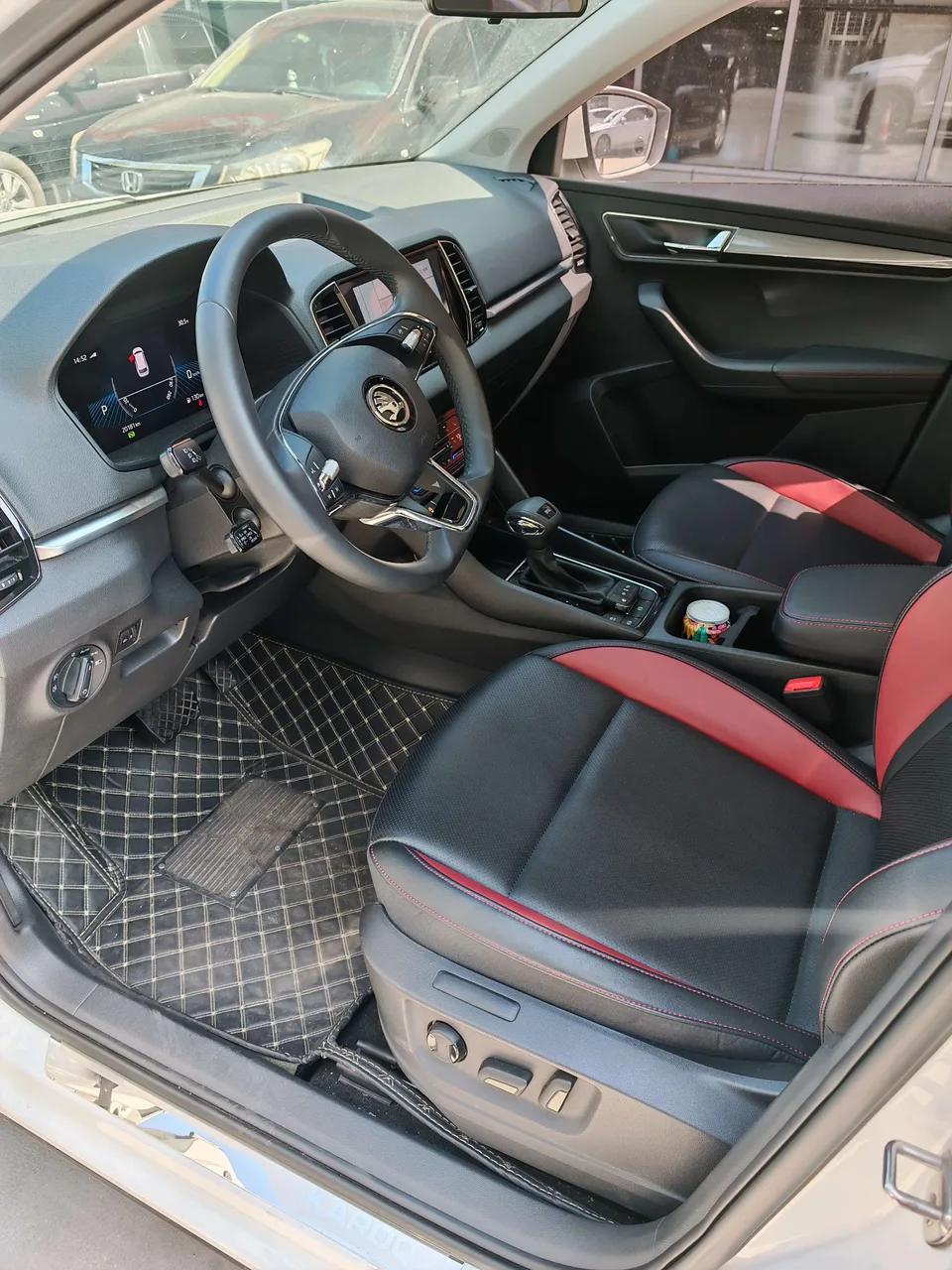 Skoda Karoq TSI280 Luxury Edition 2023 — миниатюра 5