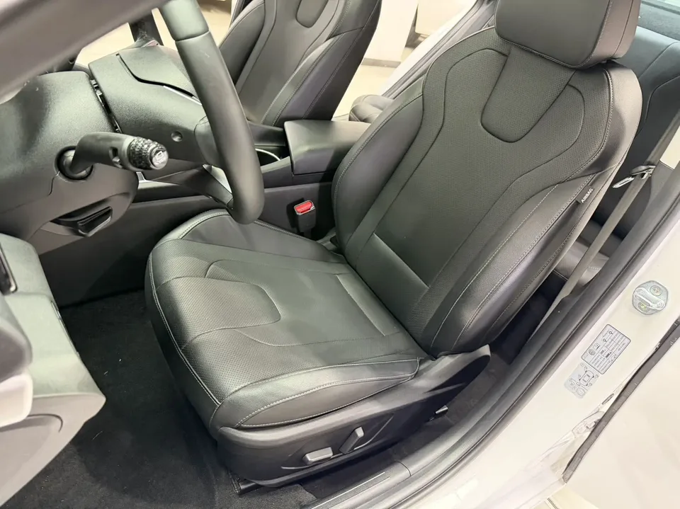 Hyundai Elantra Elantra 1.5L CVT LUX Premium Edition 2023 — thumbnail 5