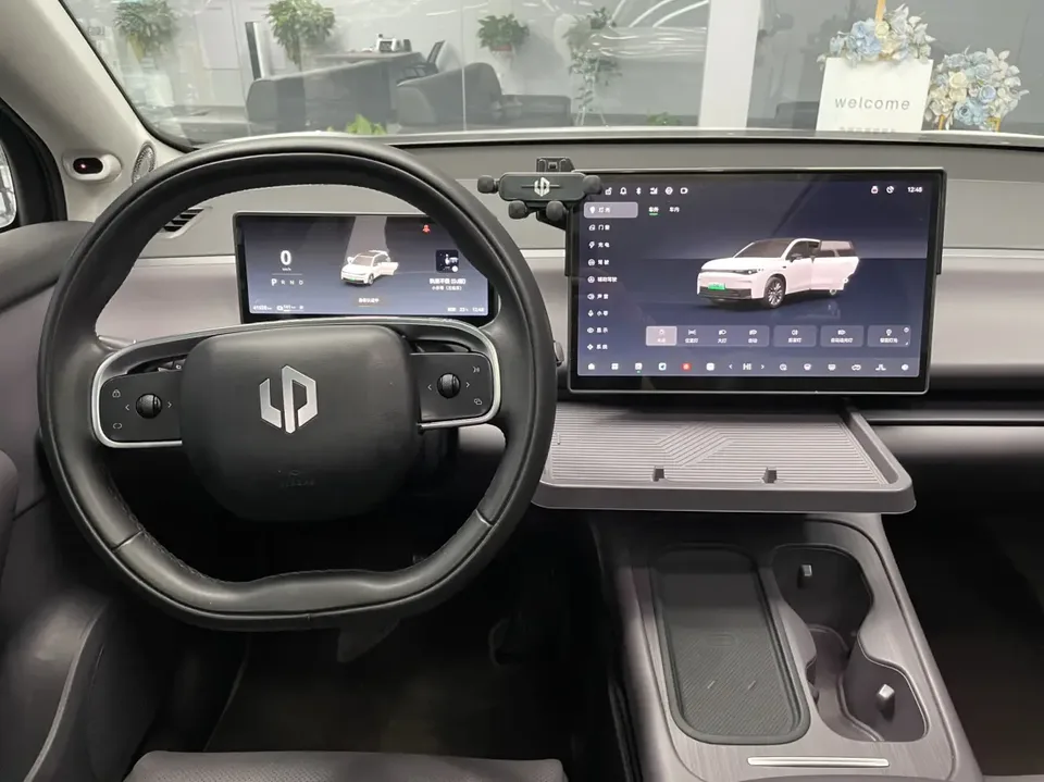 Leapmotor Zero running C10 Pure Electric 530 Smart Edition 2024 — миниатюра 3