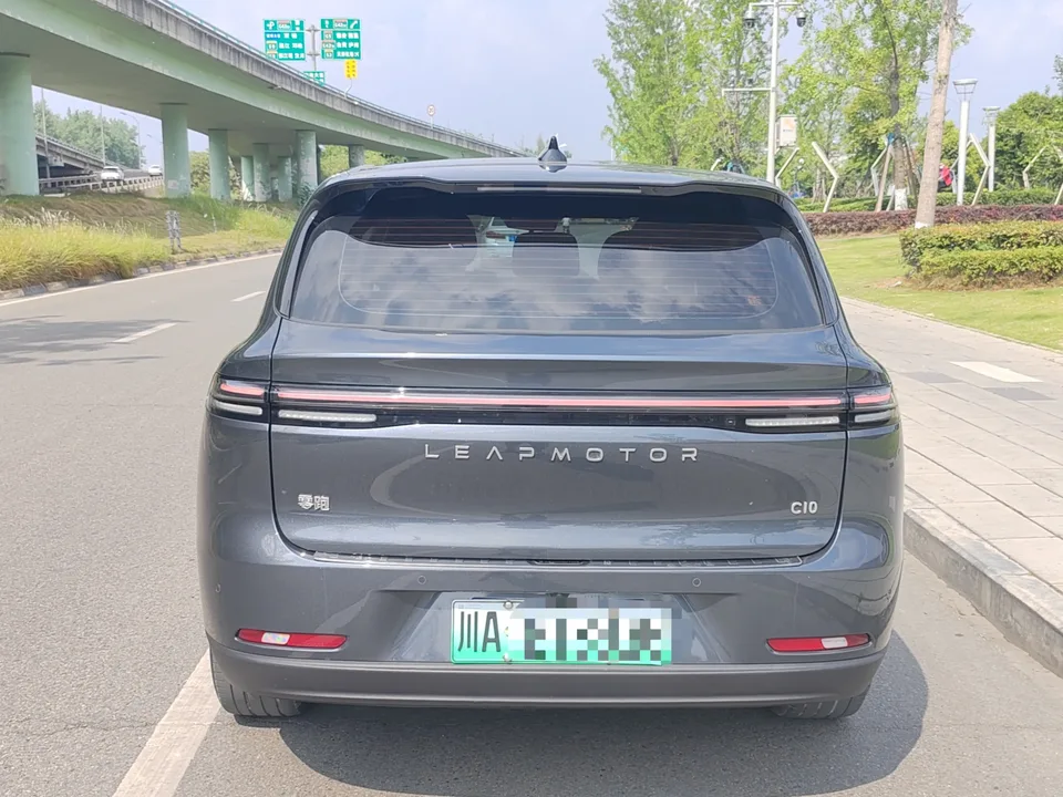 Leapmotor Zero running C10 Pure Electric 530 Smart Edition 2024 — миниатюра 2
