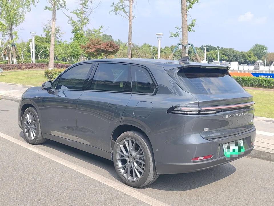 Leapmotor Zero running C10 Pure Electric 530 Smart Edition 2024 — миниатюра 4