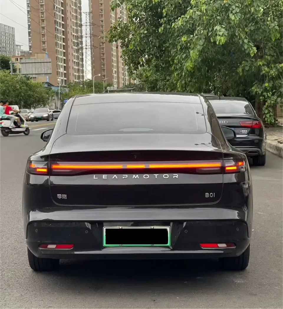 Leapmotor Leap running B01 650 Enjoy Edition 2025 — миниатюра 2