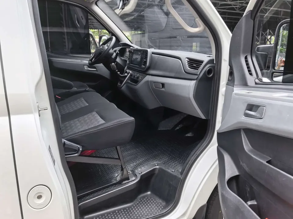 Datong Xintu V80 Xintu V80 PLUS 2.0T 6-speed manual all-rounder long axis mid-top 6-9 seats 2023 — thumbnail 2