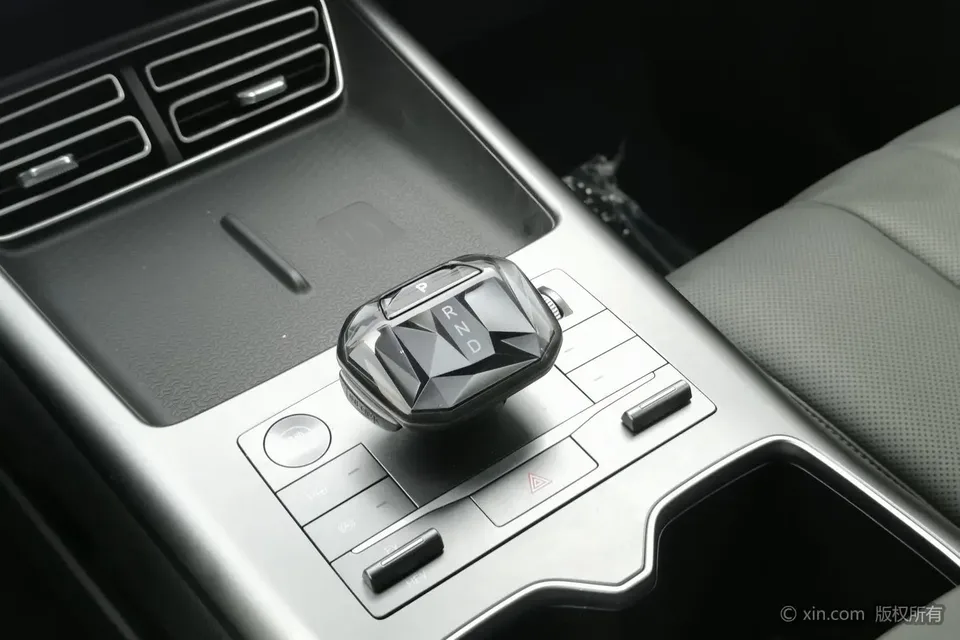 BYD Song Pro DM Second Generation Intelligent Driving Edition DM-i 75KM Leading Edition 2025 — миниатюра 3