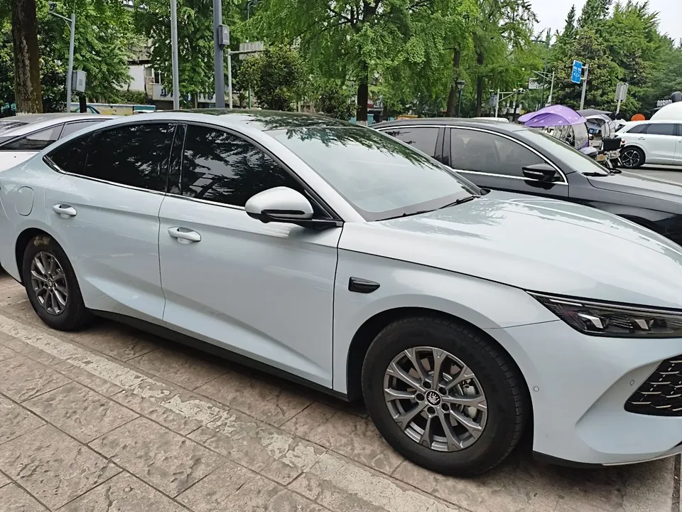 BYD Qin L DM Qin L DM Intelligent Driving Edition DM-i 80KM Leading Edition 2025 — миниатюра 3