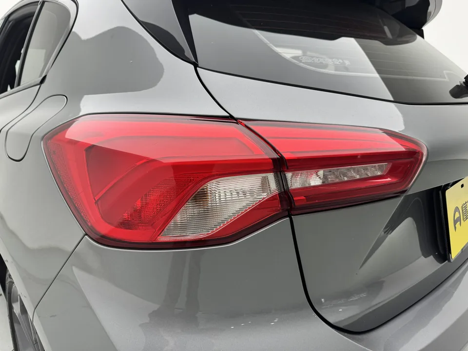 Ford Focus hatchback EcoBoost 180 automatic ST Line 2023 — миниатюра 2