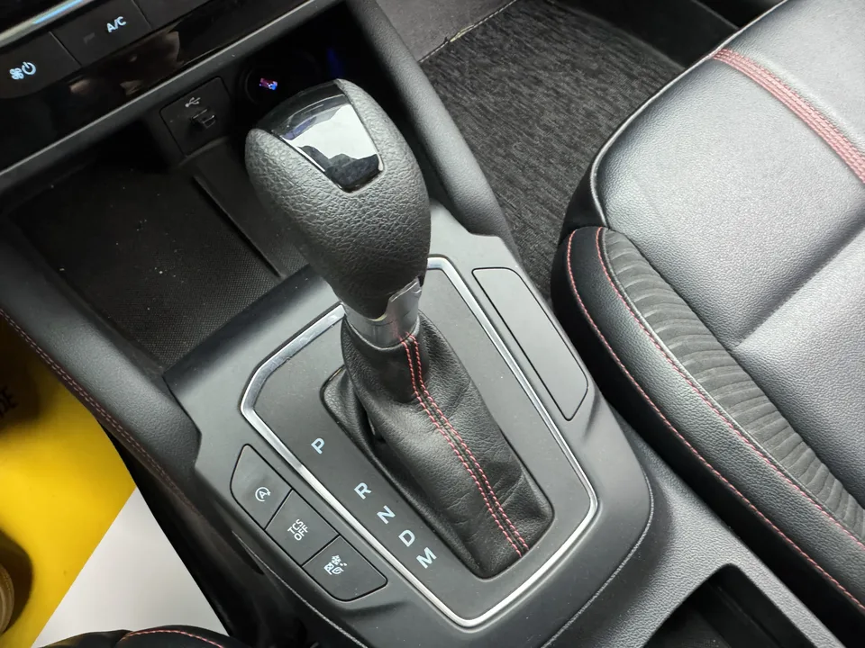Ford Focus hatchback EcoBoost 180 automatic ST Line 2023 — миниатюра 3