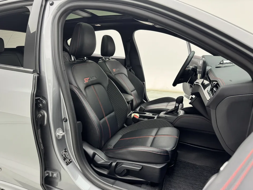 Ford Focus hatchback EcoBoost 180 automatic ST Line 2023 — миниатюра 4