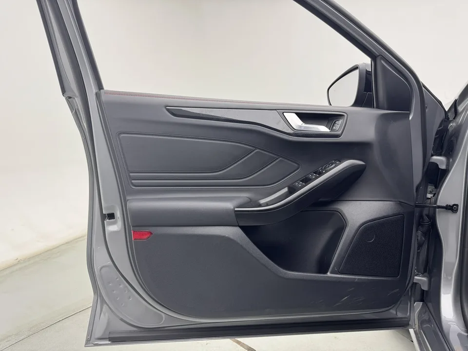 Ford Focus hatchback EcoBoost 180 automatic ST Line 2023 — миниатюра 5
