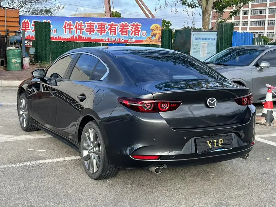Mazda Axela Mazda3 2.0L automatic quality version 2023 — thumbnail 4